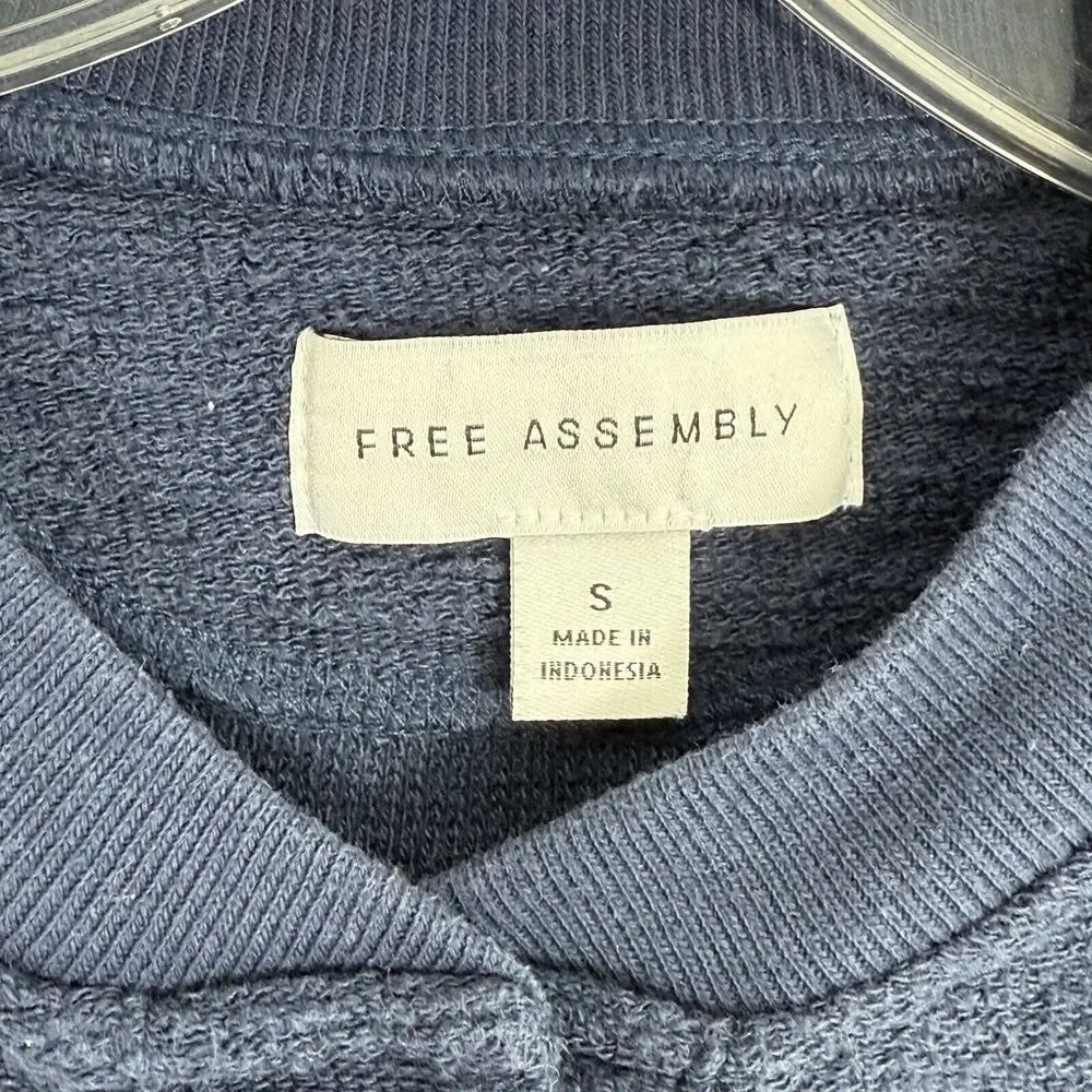 Free Assembly Sweater Women’s Blue Crewneck Small